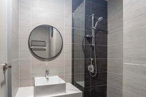 Departamento Deluxe, 2 habitaciones, balcón, vista a la ciudad | Baño | Regadera, secadora de cabello, bidet, toallas 