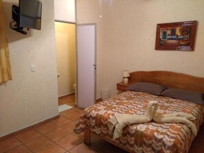 Basic Double or Twin Room | Desk, free WiFi - HOTEL CASA GALEANA (Morelia)