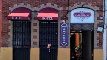 Vista frontal de la propiedad