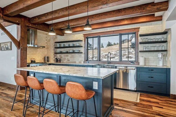 雪櫃、微波爐、焗爐、爐具