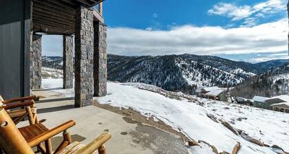 Granby Ranch Lodge | Sleeps 12 | Luxe + Spacious