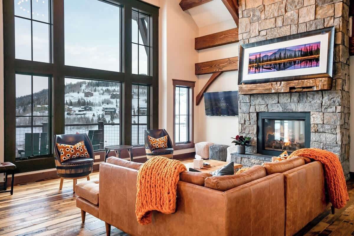 テレビ、暖炉、書斎 / ワークスペース