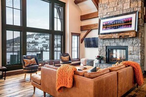 Televisión, chimenea, oficina