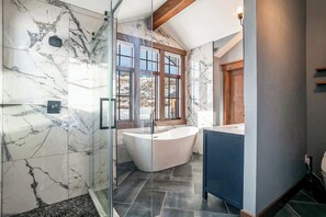 Douche, sèche-cheveux, serviettes fournies