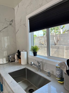 Private kitchen - Gated & remodeled 2b/2b house, WiFi in welcoming Baldwin Park (Baldwin Park)
