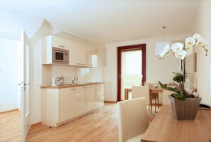 Fridge, microwave, stovetop, dishwasher