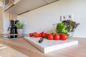 Fridge, microwave, stovetop, dishwasher