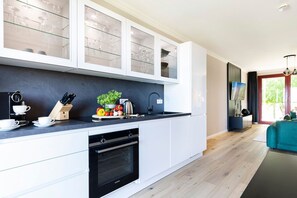 Réfrigérateur, four à micro-ondes, un four, surface de cuisson