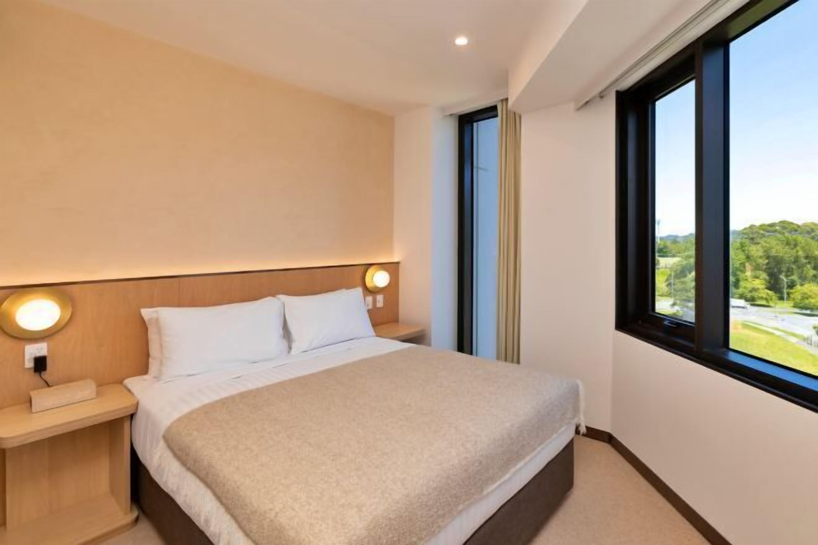 Premium bedding, in-room safe, blackout curtains, soundproofing