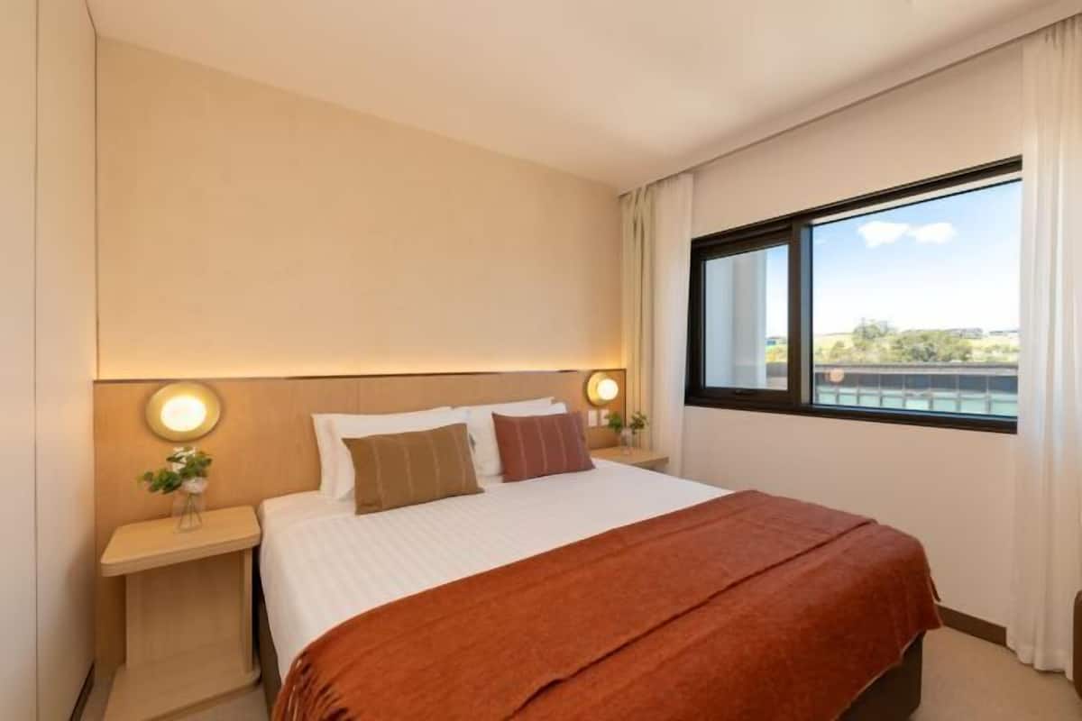 Premium bedding, in-room safe, blackout curtains, soundproofing