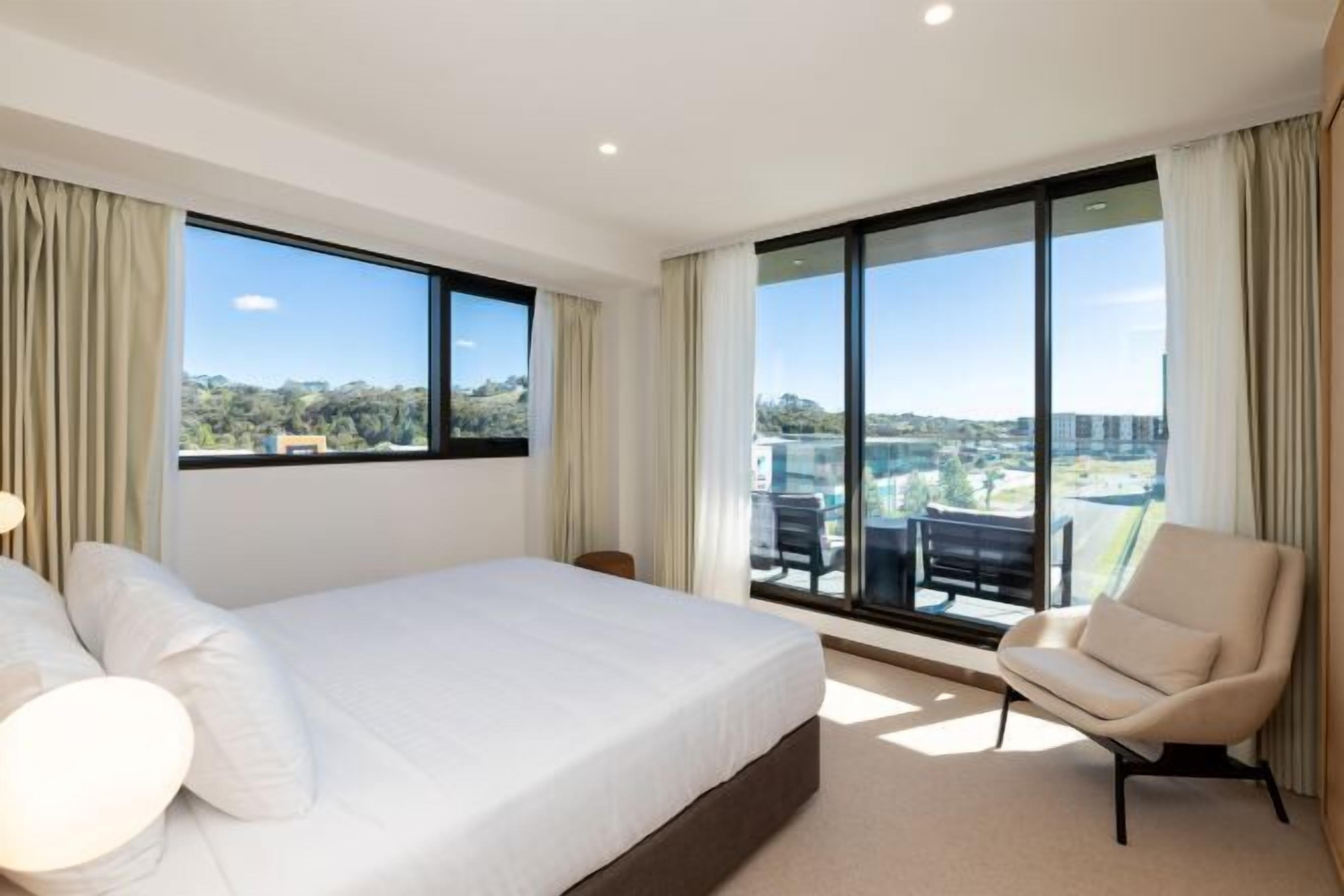 Premium bedding, in-room safe, blackout curtains, soundproofing