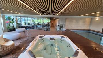 Bañera de hidromasaje interior