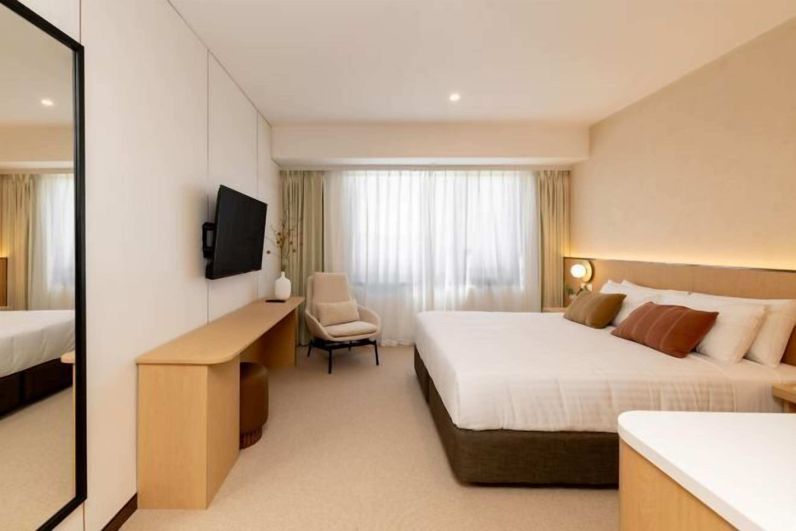 Premium bedding, in-room safe, blackout drapes, soundproofing