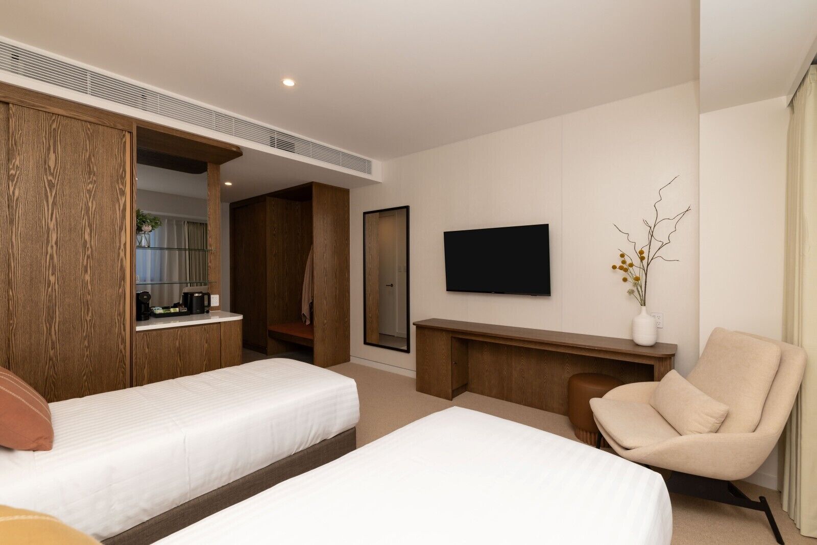Urban | Premium bedding, in-room safe, blackout curtains, soundproofing