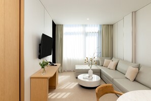 Maxim Suite | Premium bedding, in-room safe, blackout curtains, soundproofing - Maxim Hotel Auckland (Auckland)