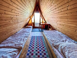 2 bedrooms, travel cot, free WiFi, bed sheets
