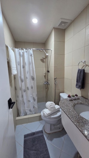 Bruser, bidet, håndklæder, Toiletpapir