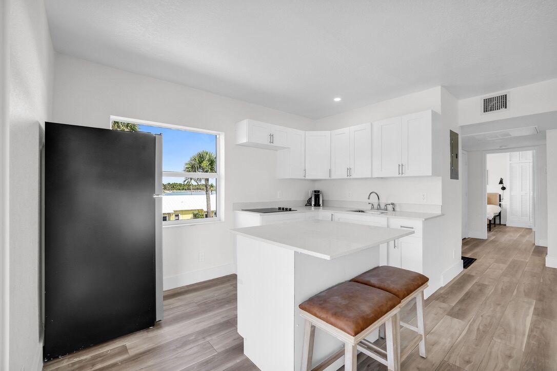 Een koelkast, een magnetron, een kookplaat