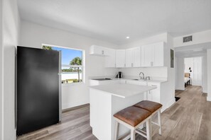 Kühlschrank, Mikrowelle, Herdplatte, Wasserkocher mit Kaffee-/Teezubehör