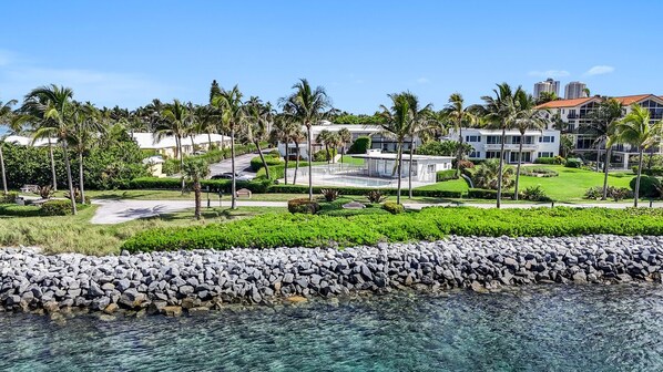 المنطقة المحيطة بالمنشأة