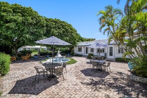 Outdoor dining - Waterfront Oasis Palm Beach Shores, FL #5 (Palm Beach Shores)