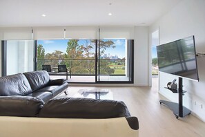 Smart TV, computer monitors - The Evelyn Port Melbourne by Ready Set Stay - WIFI, linen, towels, brand new (Port Melbourne)