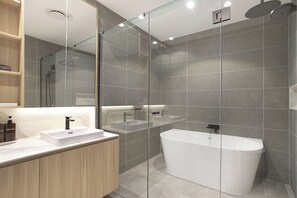 Douche, séchoir à cheveux, serviettes fournies, savon