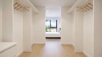 4 bedrooms, desk, iron/ironing board, free WiFi