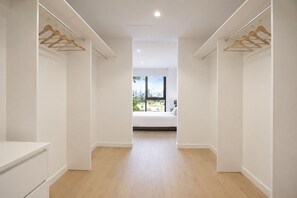 4 habitaciones, escritorio, tabla de planchar con plancha y wifi gratis 