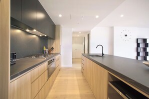 Fridge, microwave, oven, stovetop - The Evelyn Port Melbourne by Ready Set Stay - WIFI, linen, towels, brand new (Port Melbourne)