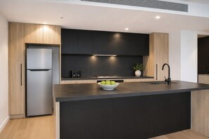 Wasserkocher mit Kaffee-/Teezubehör, Kühlschrank, Mikrowelle, Ofen