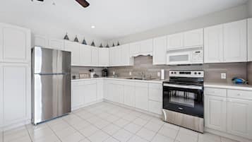 雪櫃、微波爐、焗爐、爐具