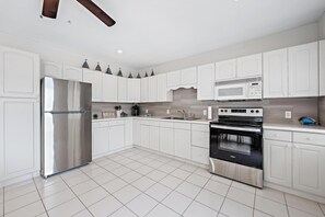 ثلاجة، ميكروويف، فرن، موقد طهي مسطح