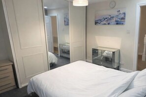 3 slaapkamers, een strijkplank/strijkijzer, wifi, beddengoed
