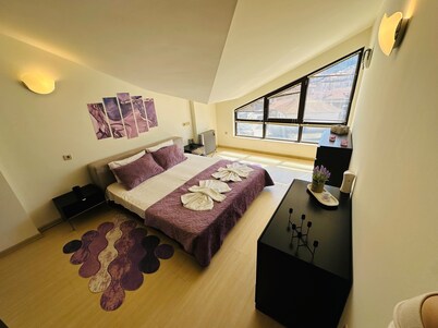 Central Art Apartment in Bansko with Mountain View