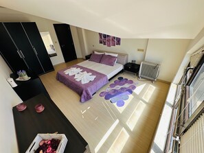 1 slaapkamer, een bureau, wifi, beddengoed
