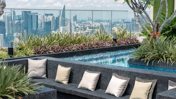 Outdoor pool, free cabanas, sun loungers