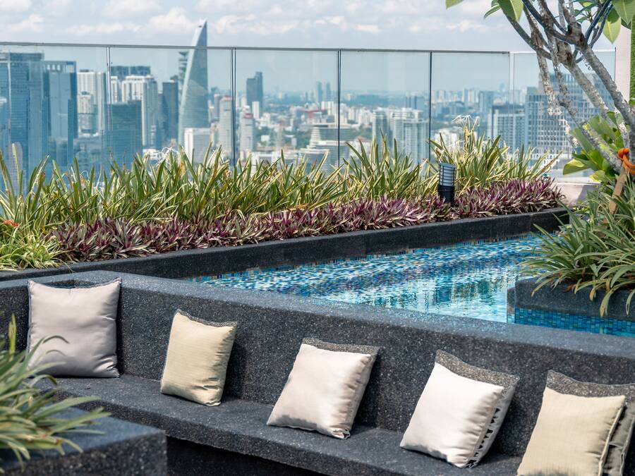 Una piscina al aire libre, cabañas de piscina gratuitas, tumbonas