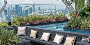 Outdoor pool, free pool cabanas, pool loungers