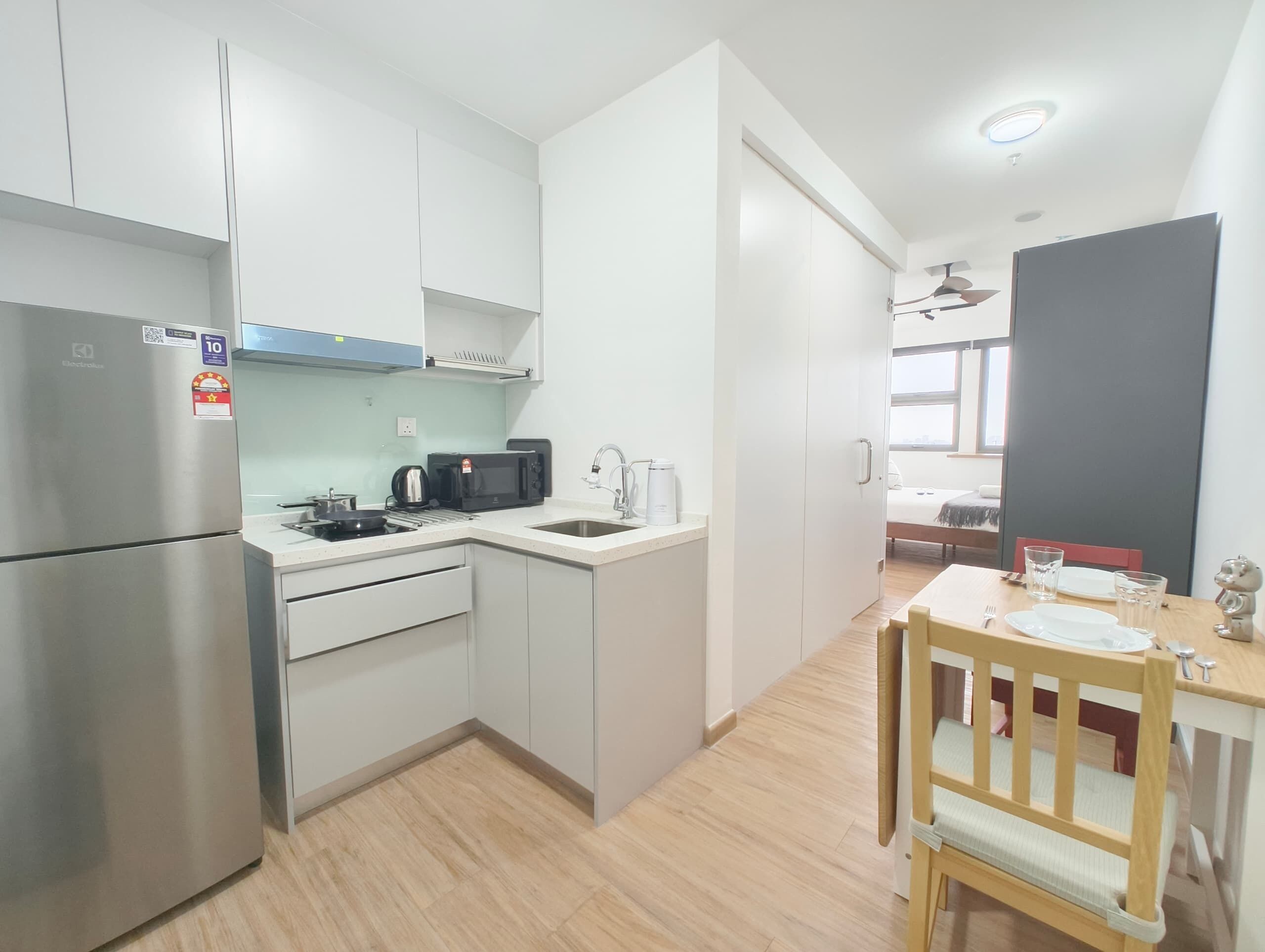 Signature Studio, 1 Queen Bed | In-room dining