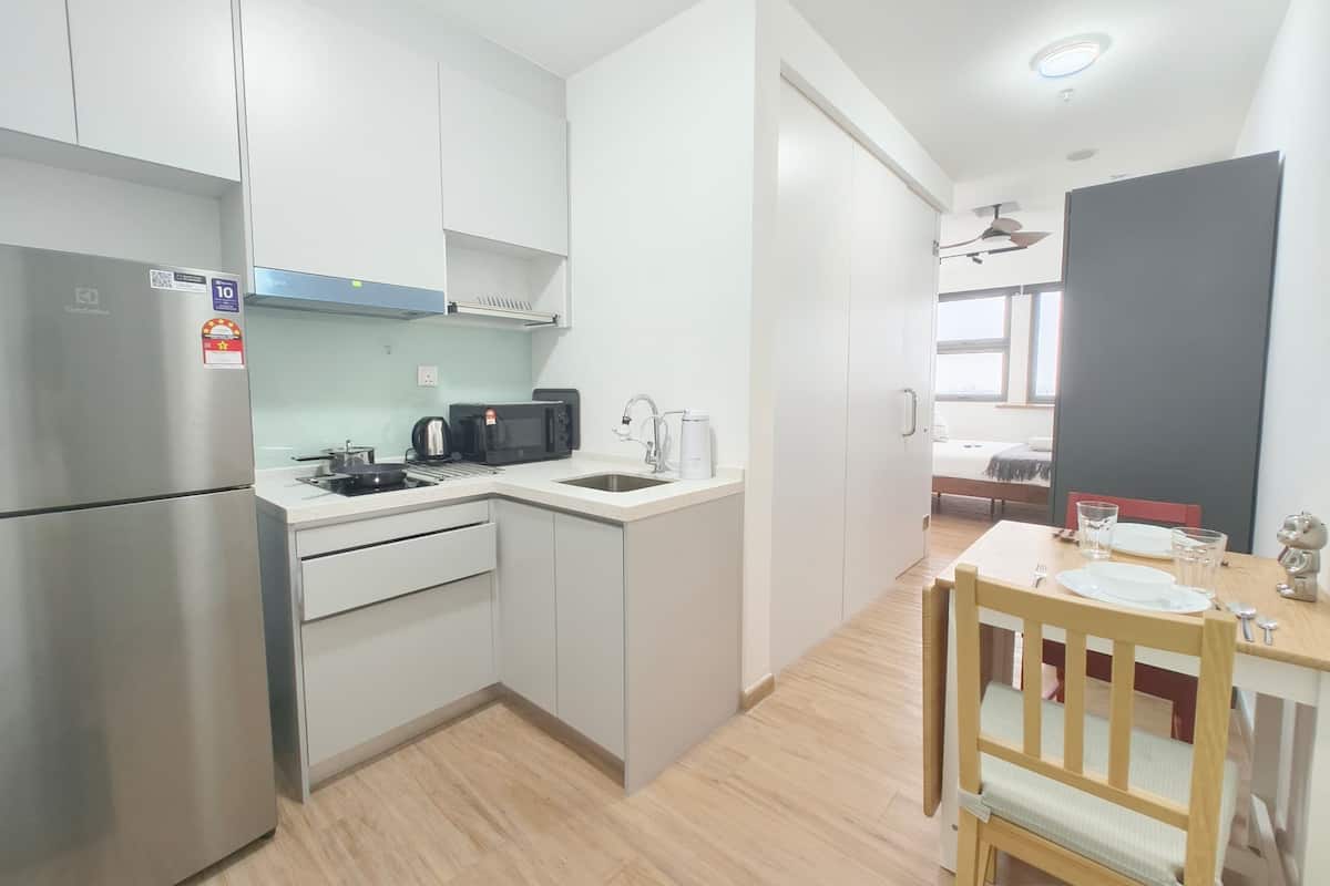 Signature Studio, 1 Queen Bed | In-room dining