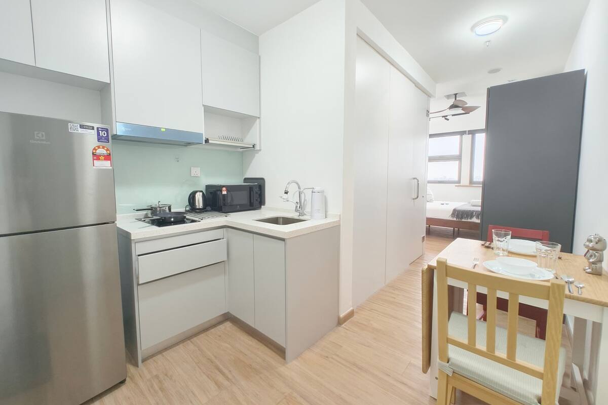 Signature Studio, 1 Queen Bed | In-room dining