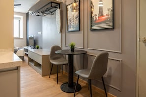 Studio exécutif, non-fumeur | Repas dans la chambre
