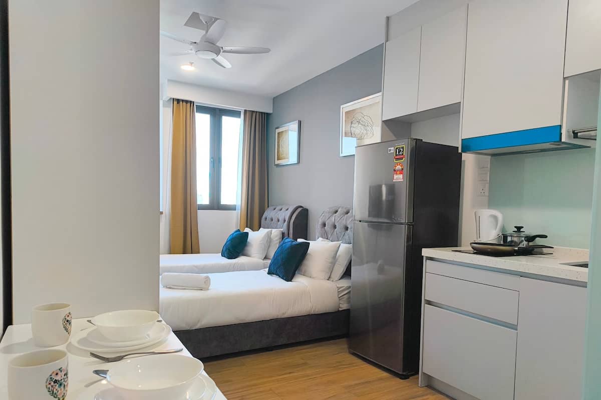 Grand Studio, 2 Single Beds | Living area | Flat-screen TV, Netflix, streaming services