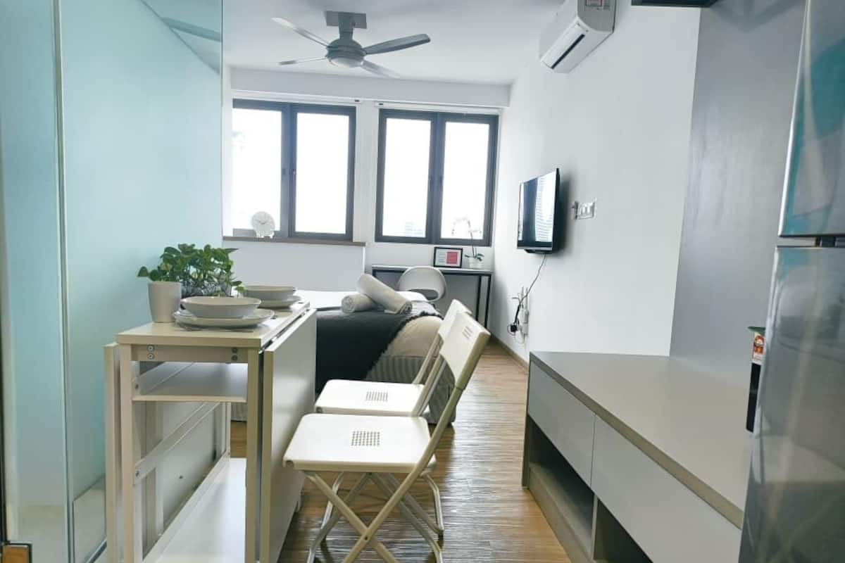 Basic Studio, City View | In-room dining