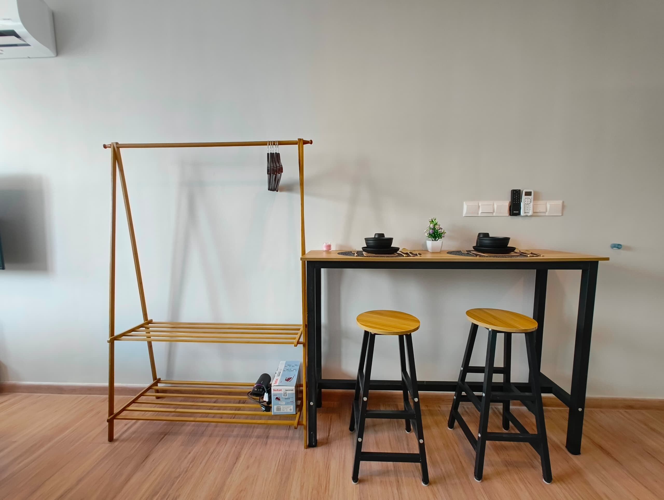 Gallery Studio, 1 Queen Bed | In-room dining