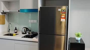 Refrigerador con freezer, placa de cocina, tetera/pava eléctrica