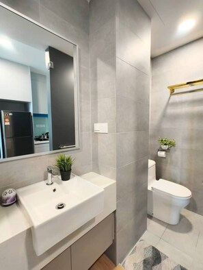 Senior Studio, City View | Bathroom
