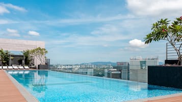 Outdoor pool, free pool cabanas, pool loungers