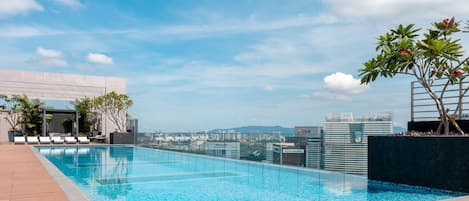 Outdoor pool, free pool cabanas, pool loungers